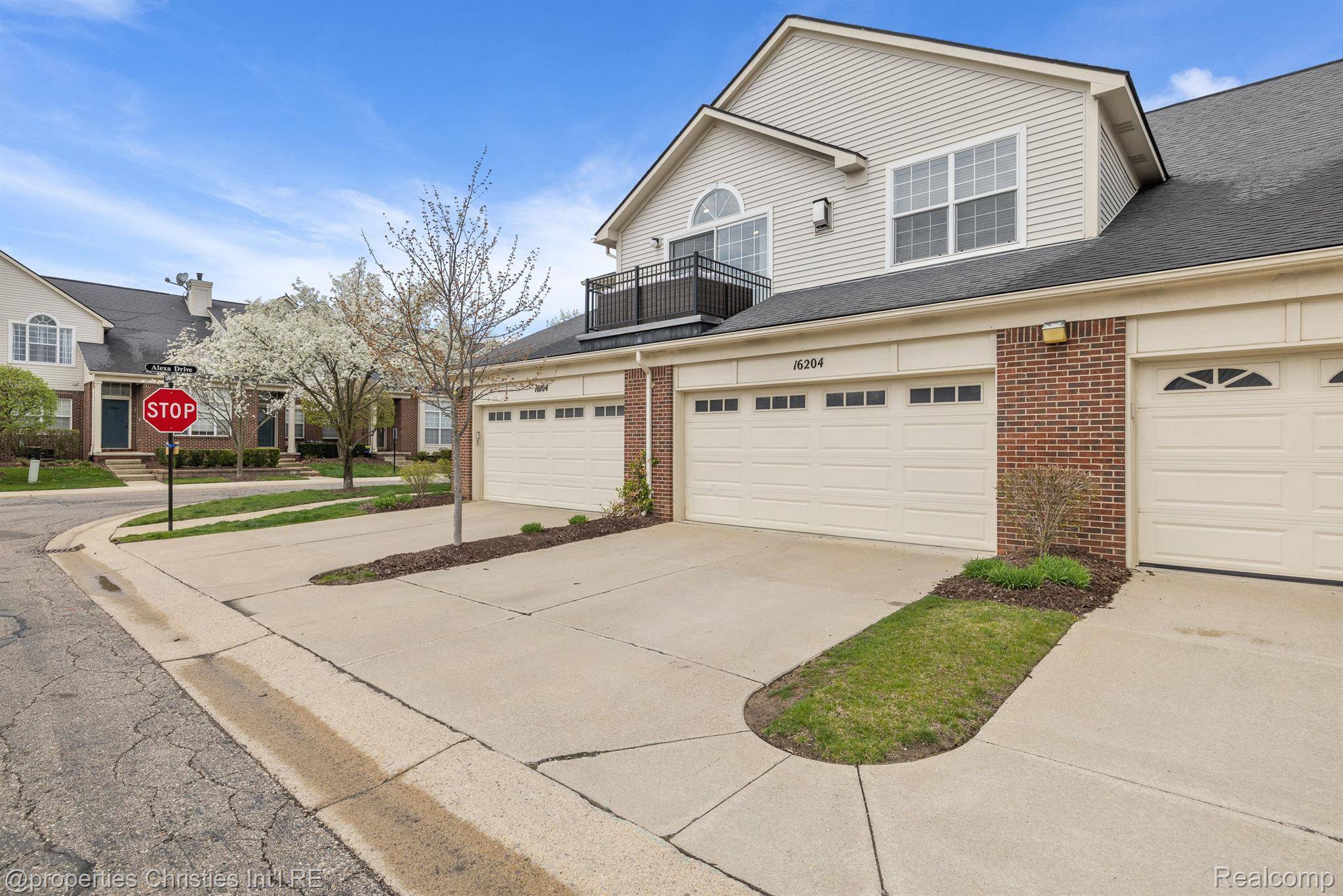 Walled Lake, MI 48390,16204 CAITLIN CIR