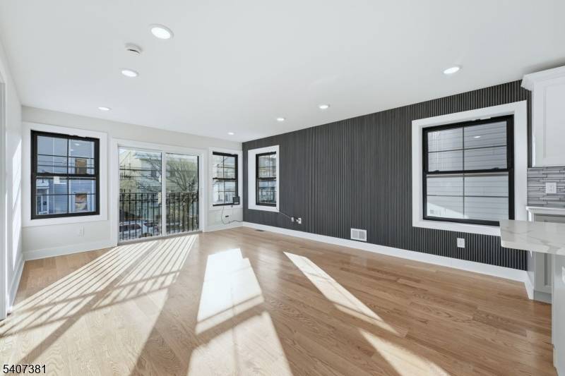 Newark City, NJ 07103,747 S 11Th St