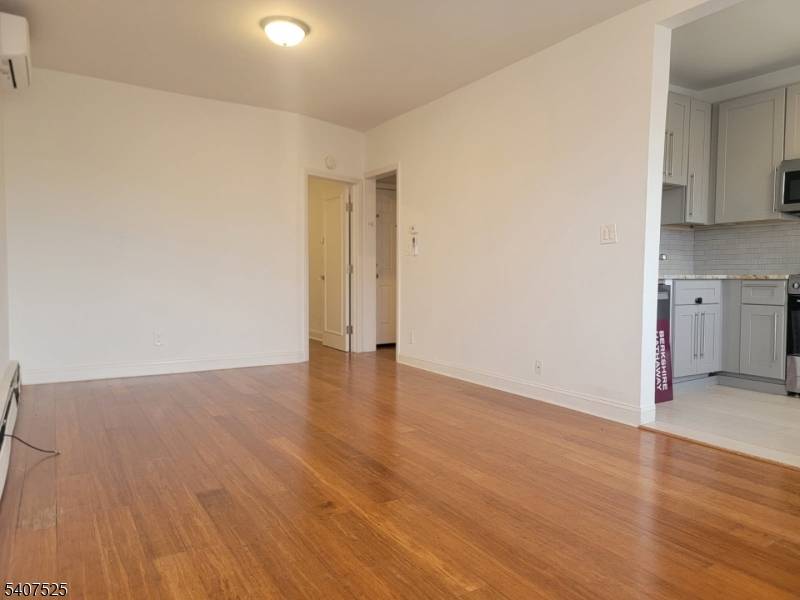 Linden City, NJ 07036,24 E Price St