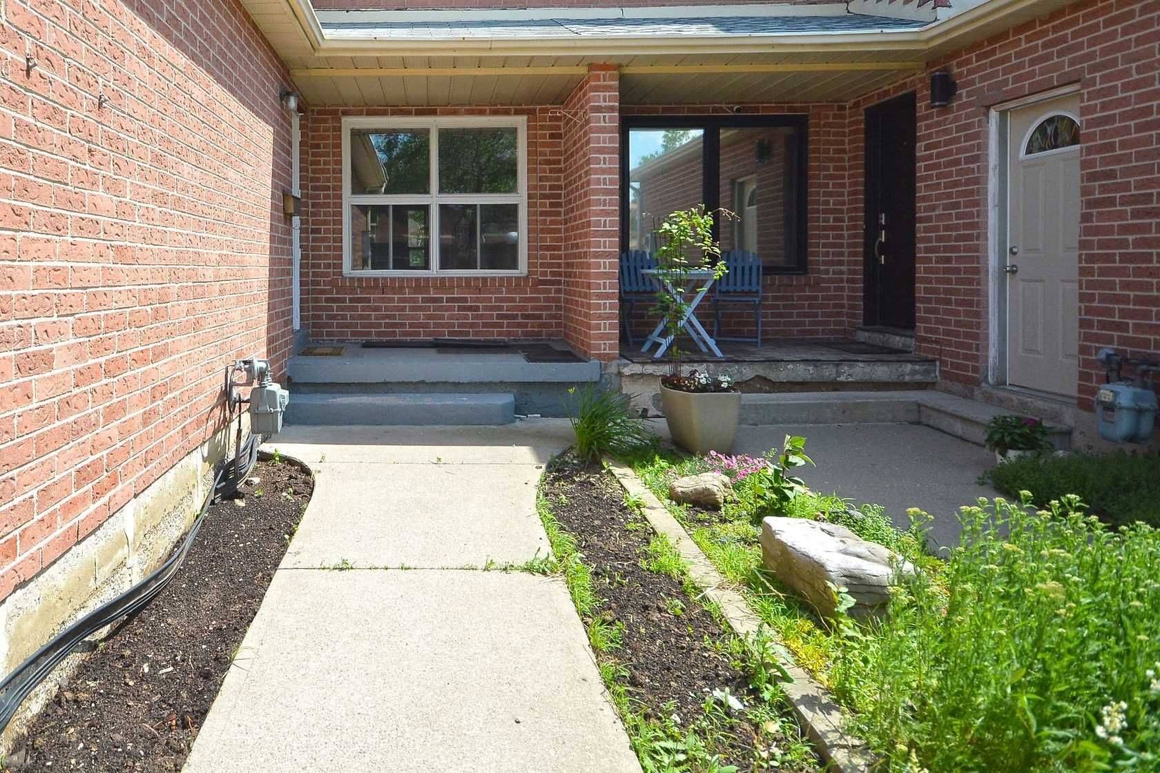 Brampton, ON L6Z 3V2,52 Donna DR #Upper