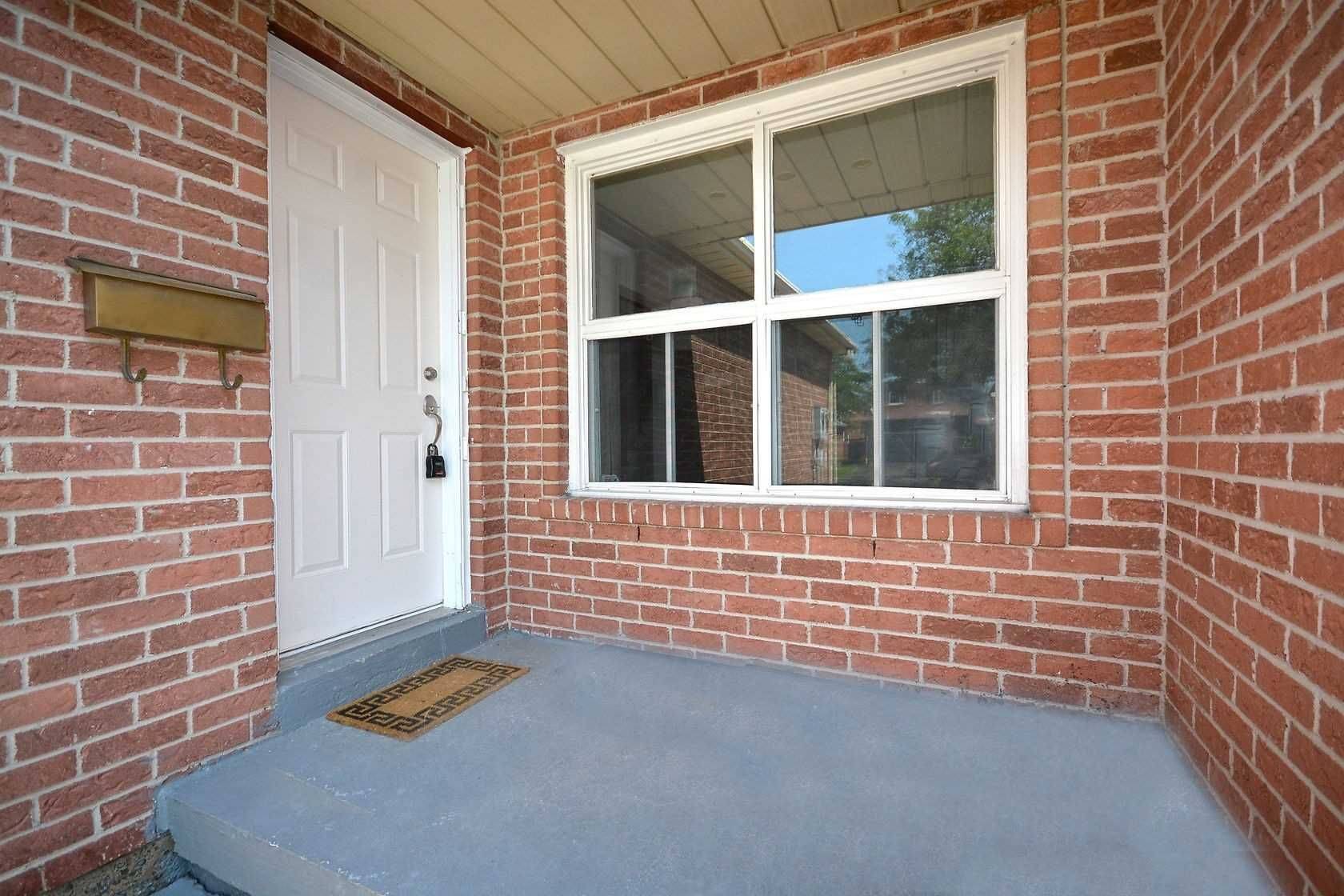 Brampton, ON L6Z 3V2,52 Donna DR #Upper