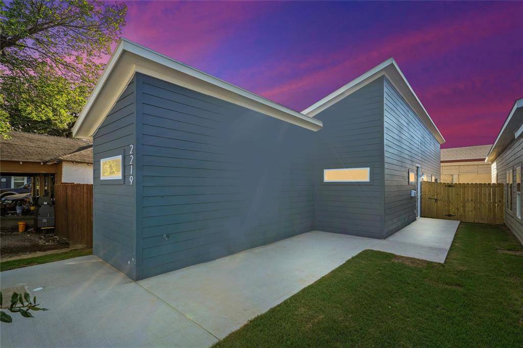 Dallas, TX 75215,2221 Hooper Street