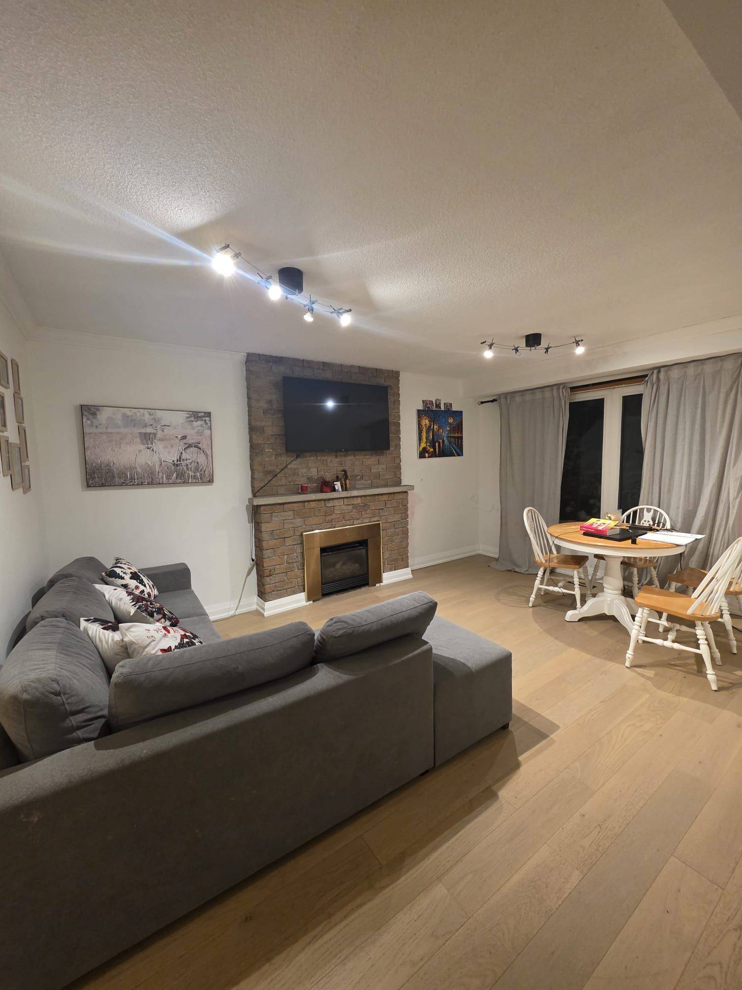 Mississauga, ON L4W 3M9,1229 Underwood DR