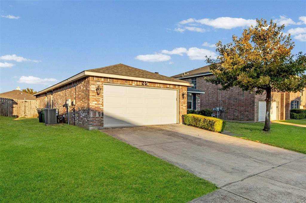 Arlington, TX 76002,8409 Redheart Street