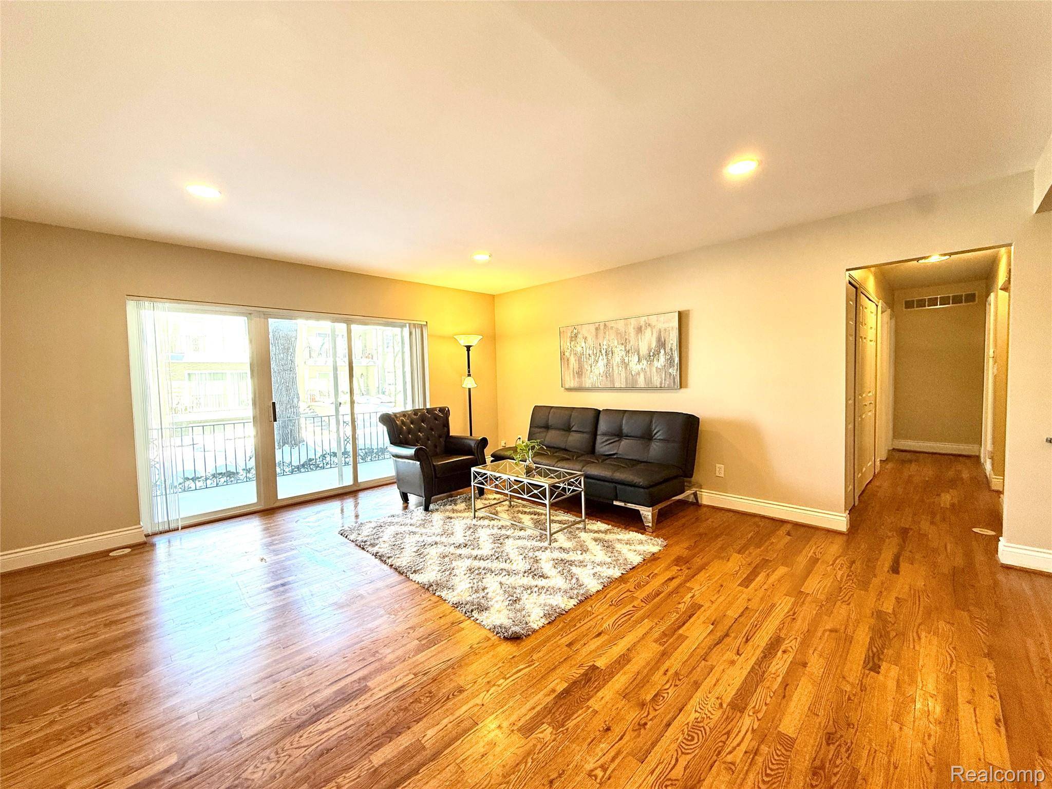 Birmingham, MI 48009,1111 Old Woodward AVE #4