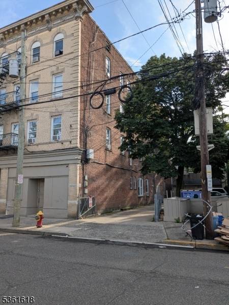 Passaic City, NJ 07055,139 9Th St #3