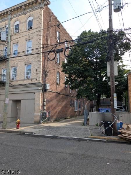 Passaic City, NJ 07055,139 9Th St #3