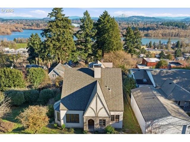 Portland, OR 97219,7202 S CORBETT AVE