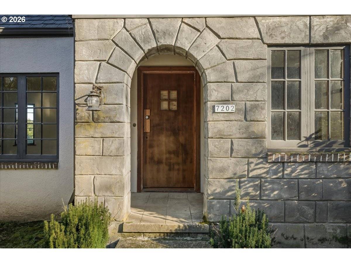 Portland, OR 97219,7202 S CORBETT AVE