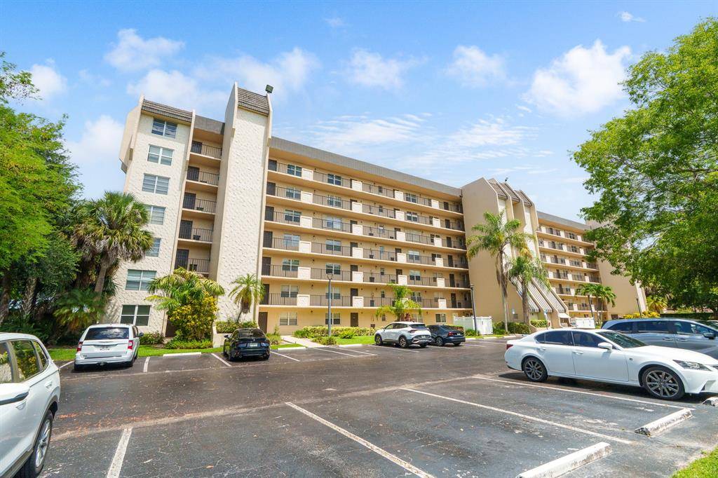 Davie, FL 33328,3300 W Rolling Hills Cir #704