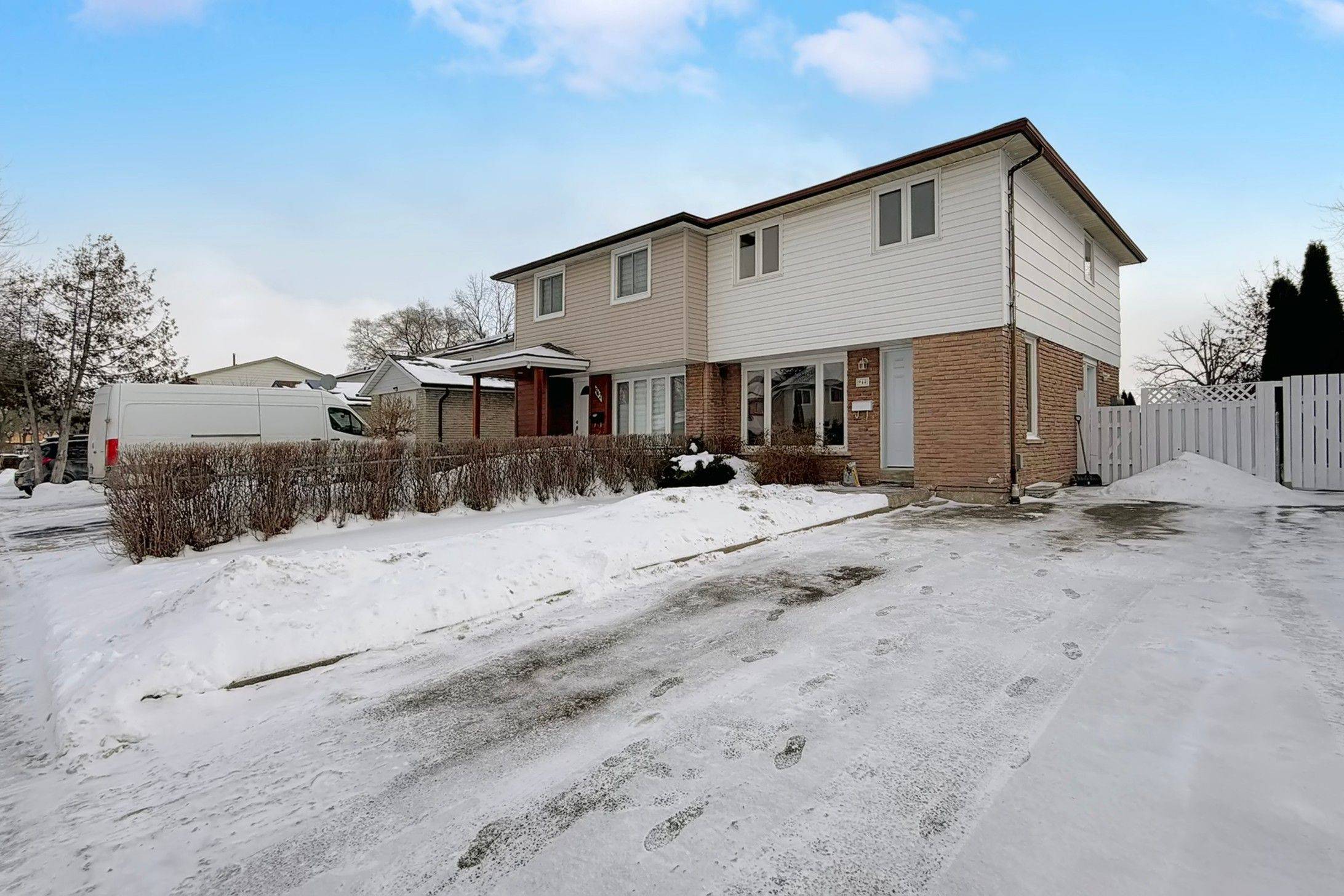 Mississauga, ON L5C 1G4,944 Blairholm AVE