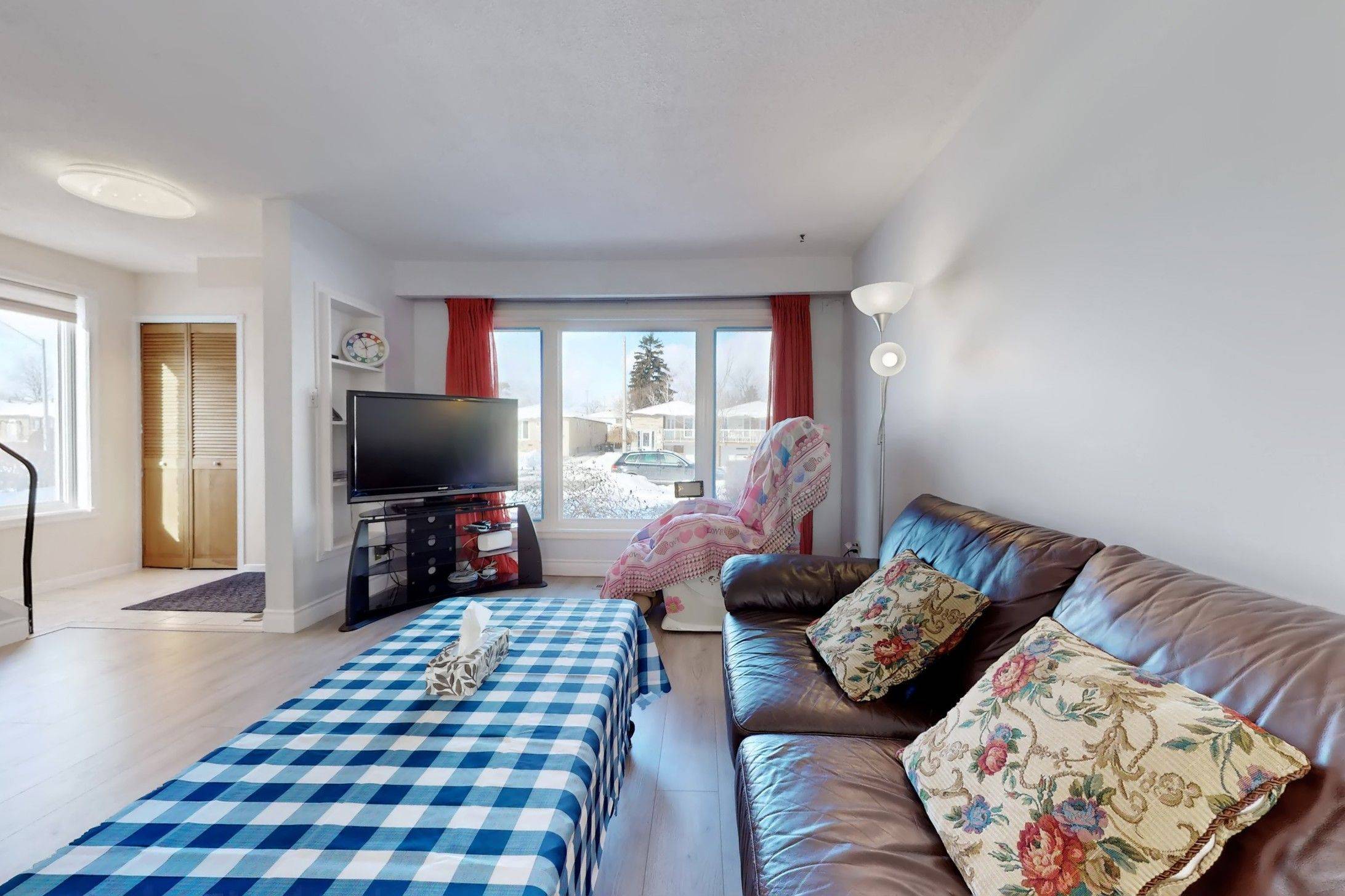 Mississauga, ON L5C 1G4,944 Blairholm AVE