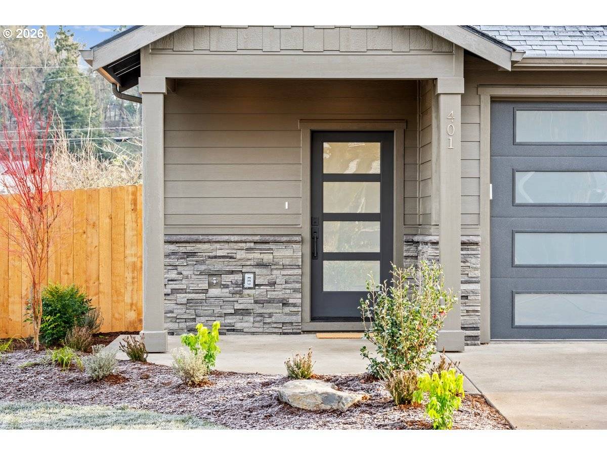 Silverton, OR 97381,401 S 1st ST