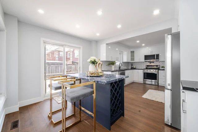 Brampton, ON L7A 1H3,23 Fenflower CT