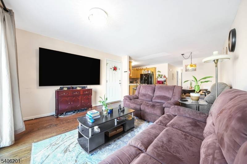 Elizabeth City, NJ 07201,952 Flora St