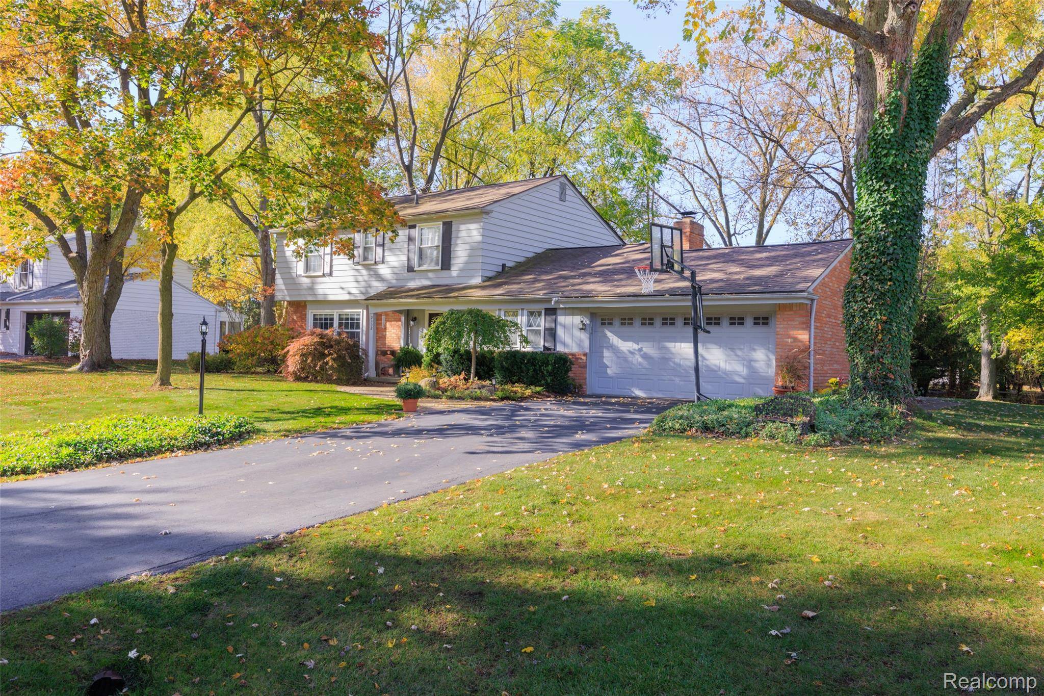Bloomfield Hills, MI 48304,2132 Park Ridge DR