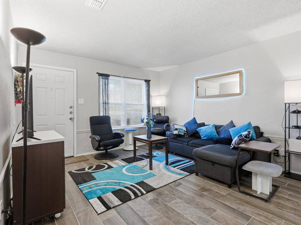 Arlington, TX 76012,2040 Oakwood Court