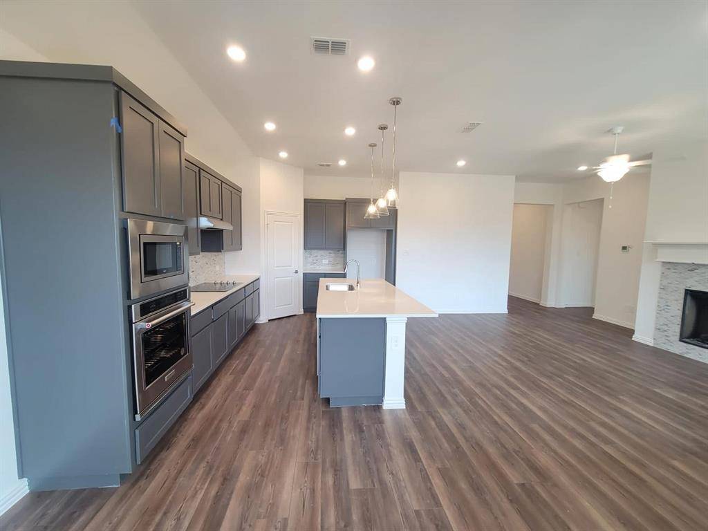 1633 Pine valley Drive, Fort Worth, TX 76052