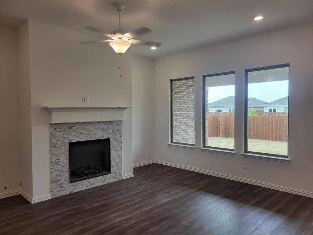 1633 Pine valley Drive, Fort Worth, TX 76052