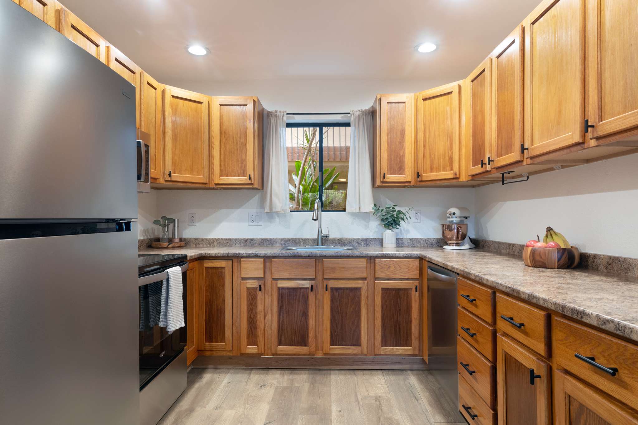 Kailua Kona, HI 96740,75-5863 KUAKINI HIGHWAY #104