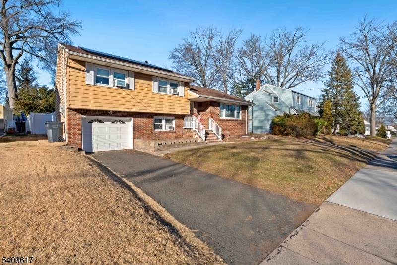 Bergenfield Boro, NJ 07621,36 N Vivyen St