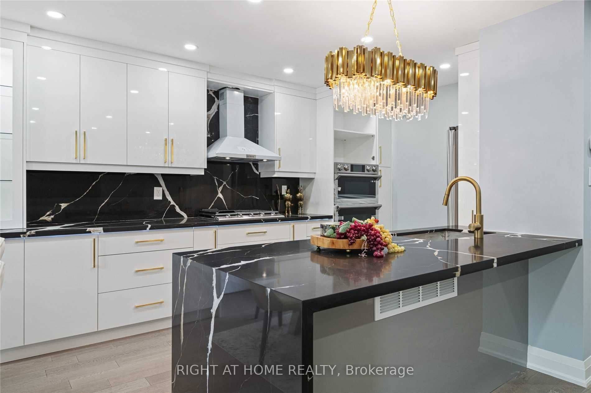 Richmond Hill, ON L4C 5W6,11 Michael DR E