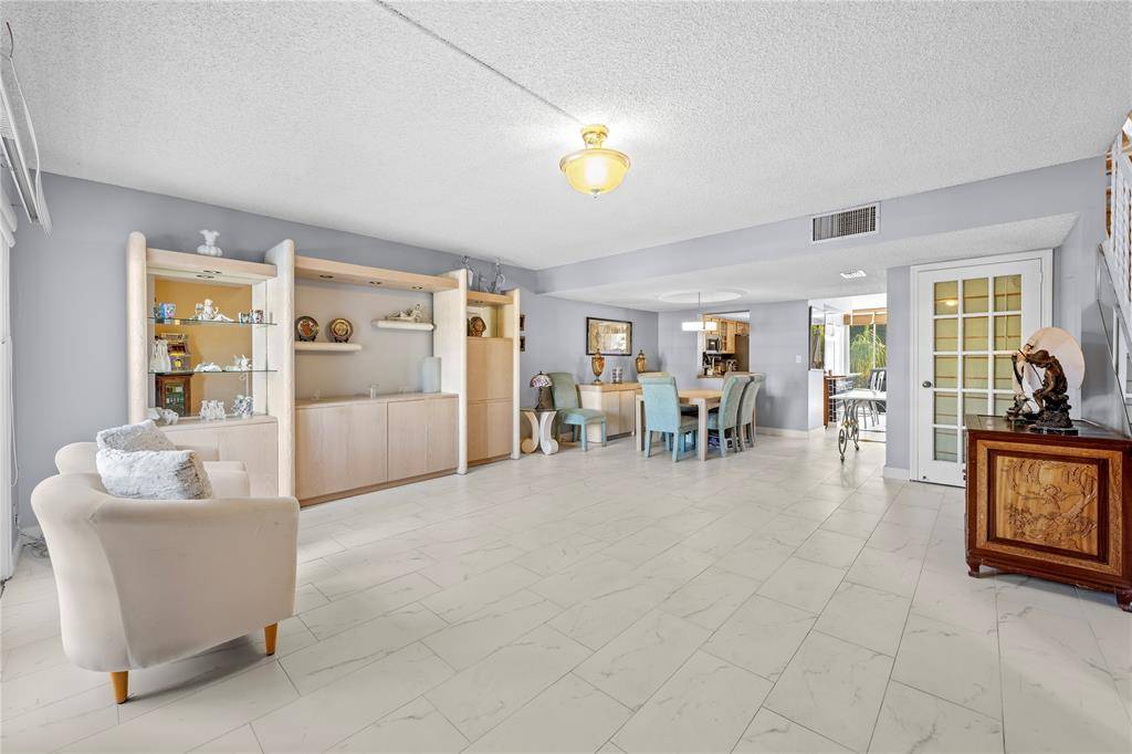 Hallandale Beach, FL 33009,2212 NE 7th St