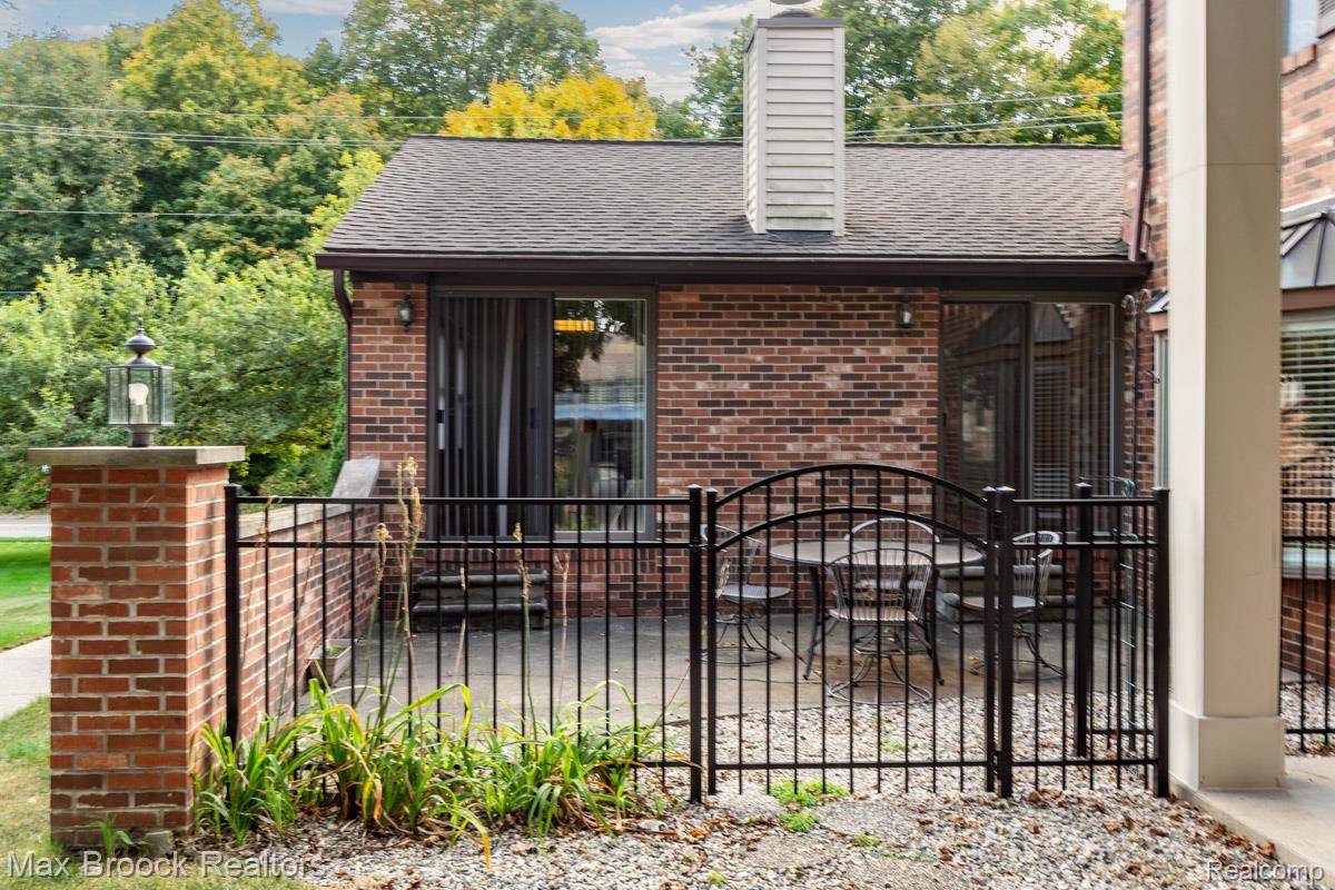 Rochester Hills, MI 48307,955 Woodlane DR #9