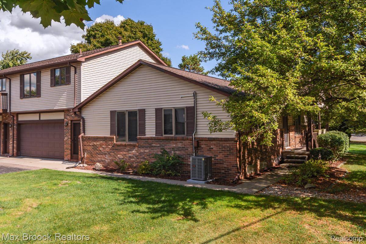 Rochester Hills, MI 48307,955 Woodlane DR #9