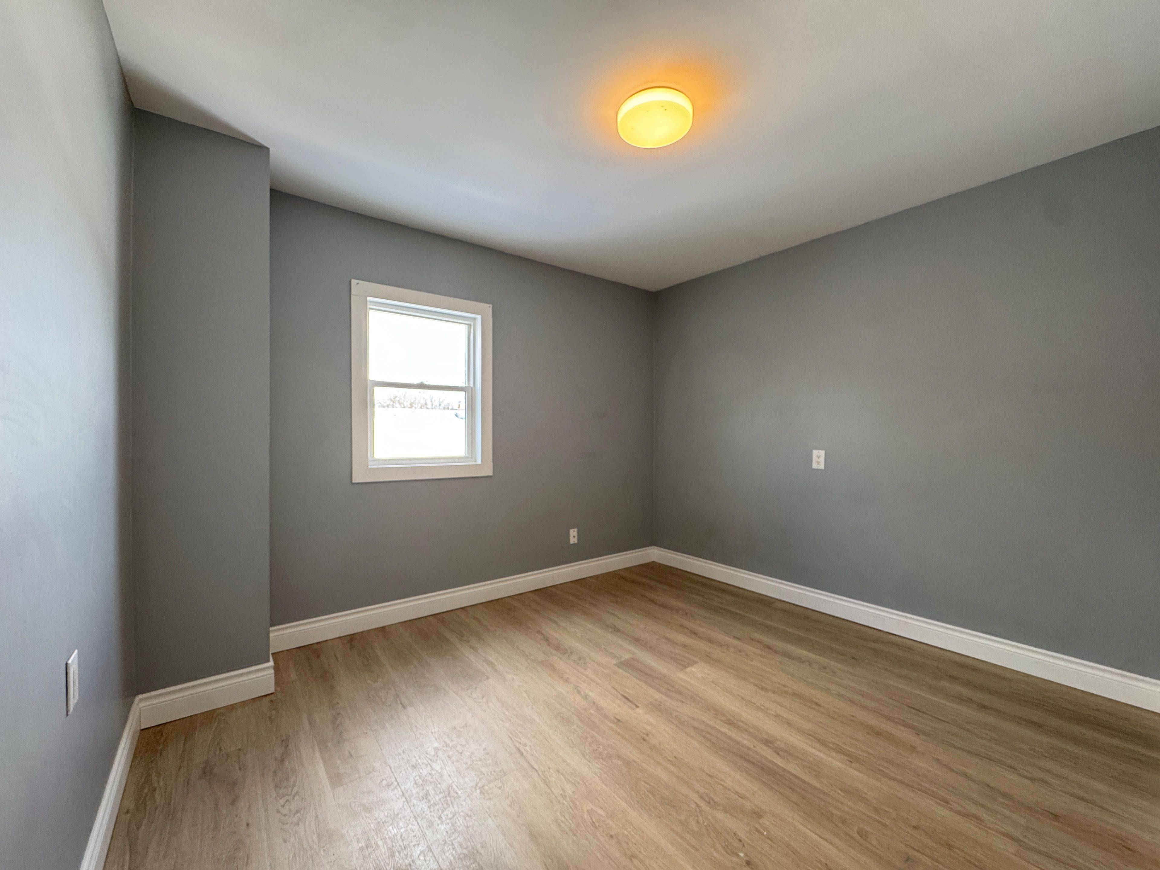 St. Catharines, ON L2R 6E4,130 York ST #2 (UPPER)