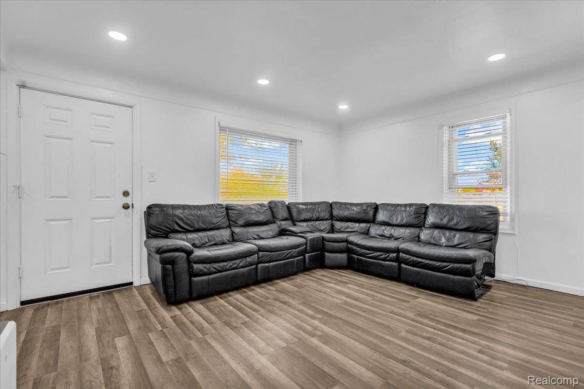 Romulus, MI 48174,6837 Middlebelt RD