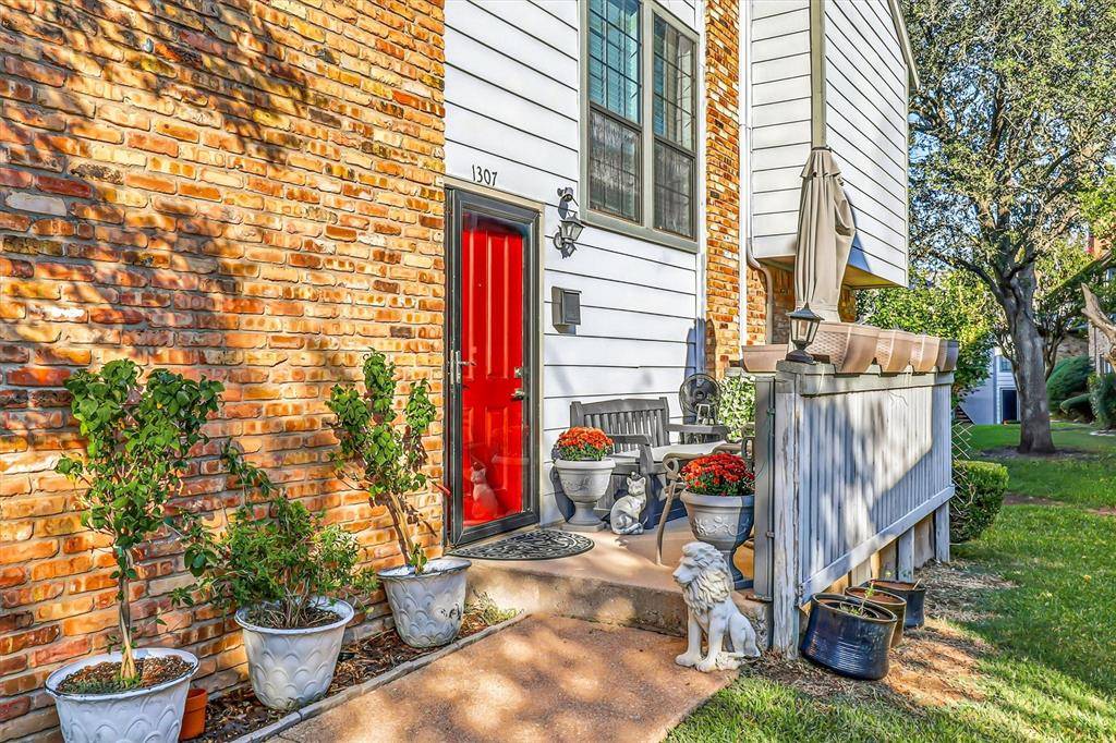 Dallas, TX 75248,15151 Berry Trail #1307