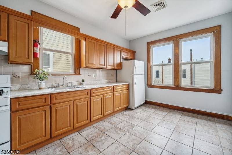 Newark City, NJ 07105,410 E Kinney St