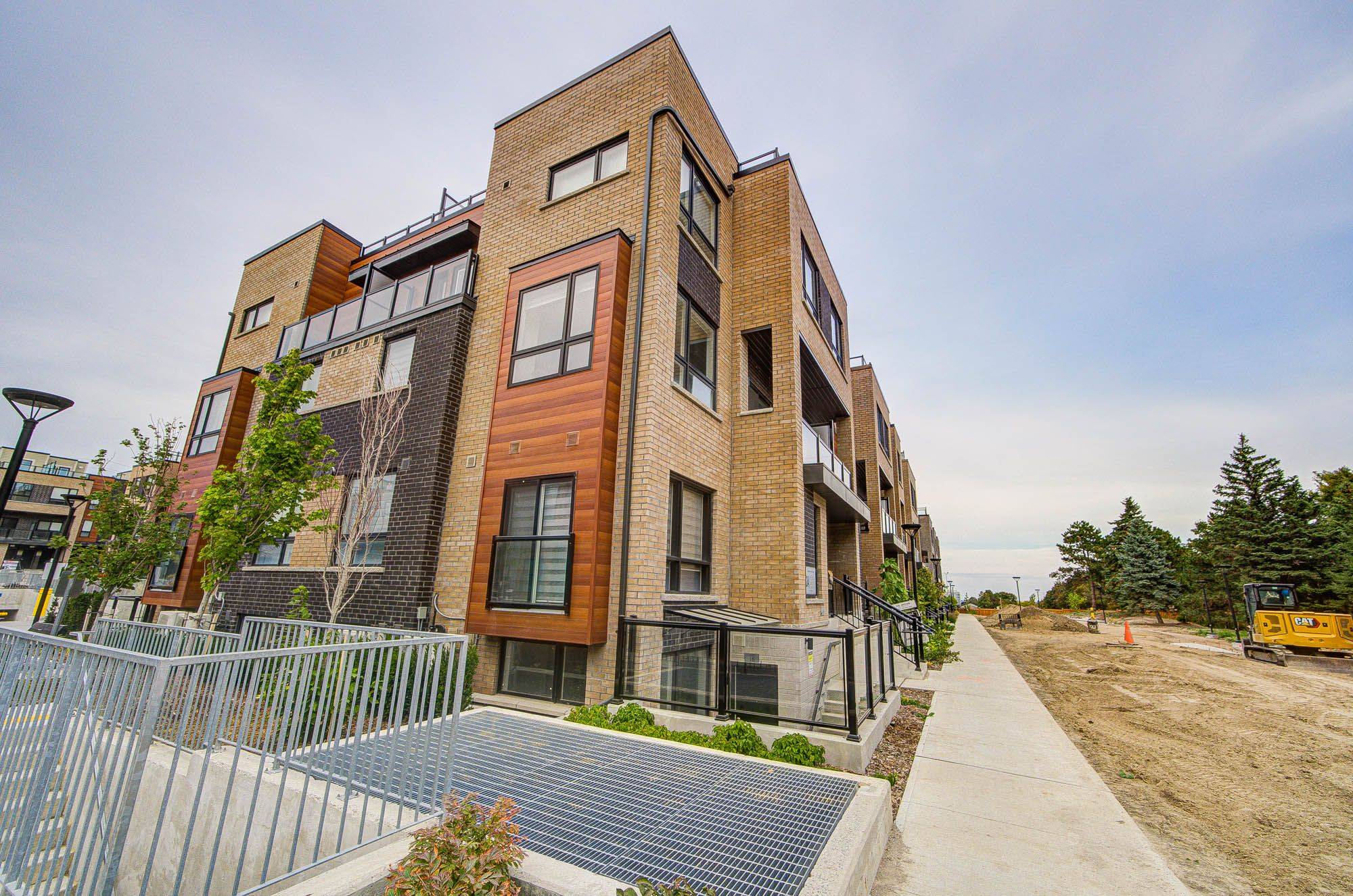 Newmarket, ON L3Y 0H4,24 Lytham Green CIR #16