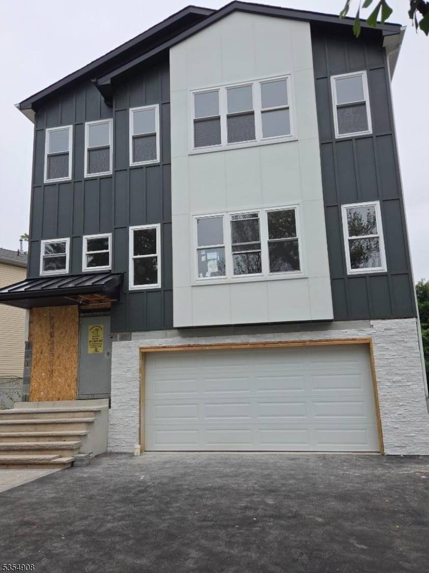 East Orange City, NJ 07017,118 N Grove St