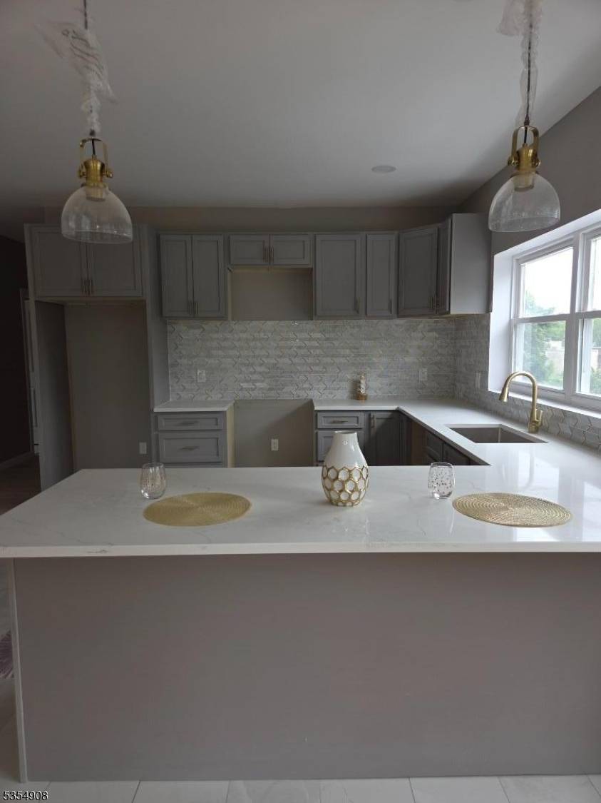 East Orange City, NJ 07017,118 N Grove St