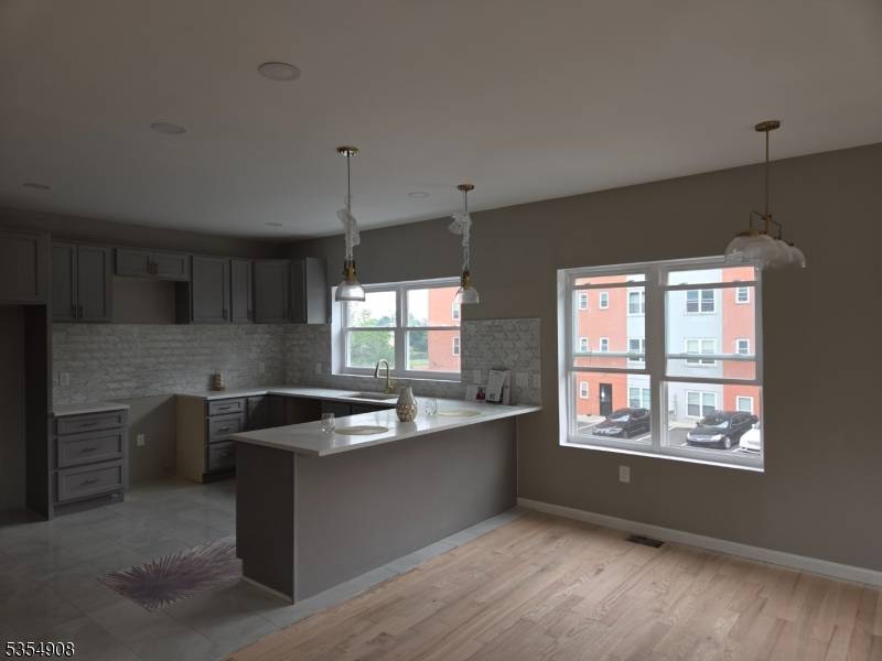 East Orange City, NJ 07017,118 N Grove St