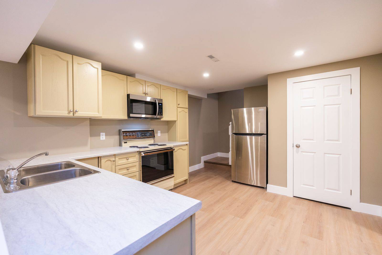 Barrie, ON L4N 6G8,16 Autumn LN #Lower