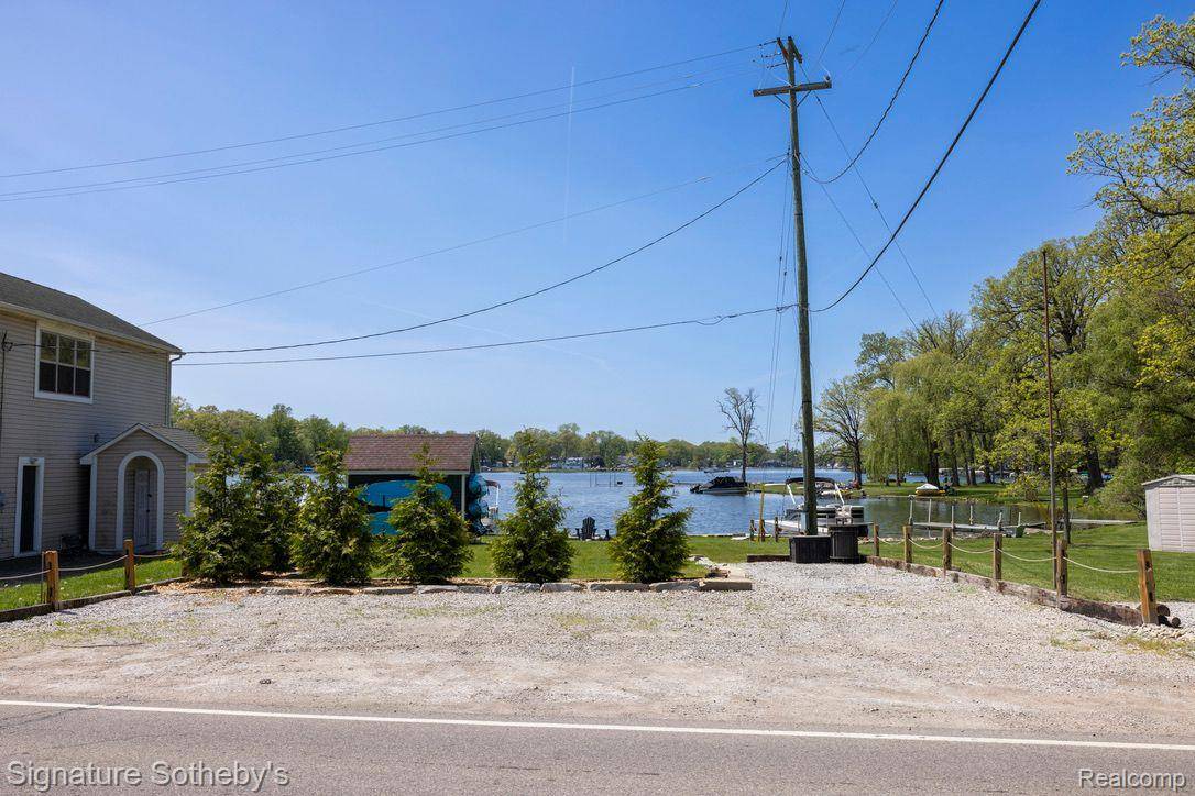 Brighton, MI 48114,1716 S HUGHES RD