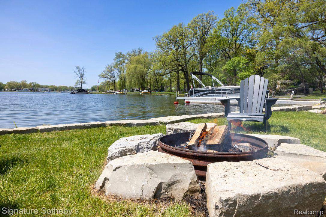 Brighton, MI 48114,1716 S HUGHES RD