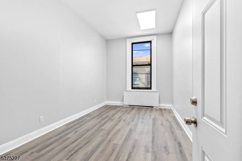 Dover Town, NJ 07801,16 W Black Well St6S War