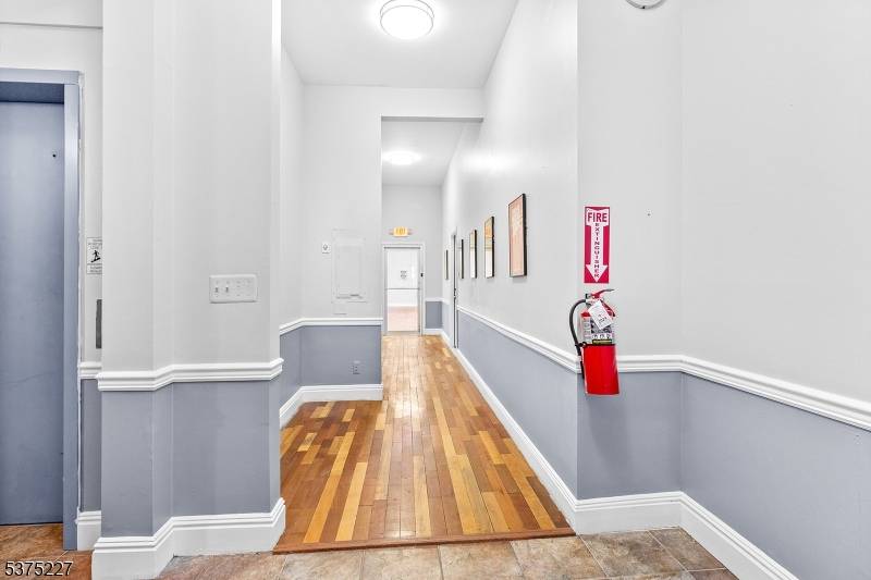 Dover Town, NJ 07801,16 W Black Well St6S War