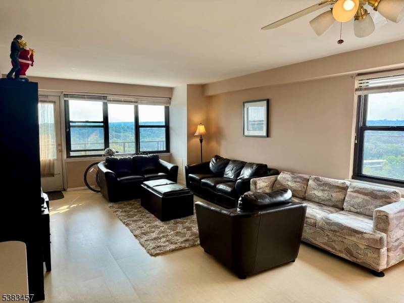 Passaic City, NJ 07055,285 Aycrigg Ave #19G