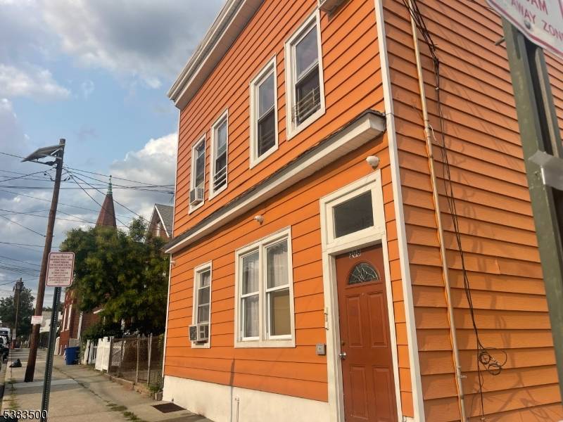 Passaic City, NJ 07055,208 4Th St