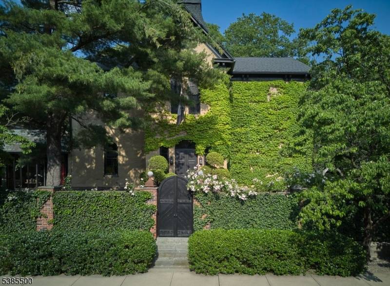 Lambertville City, NJ 08530,80 S Main St