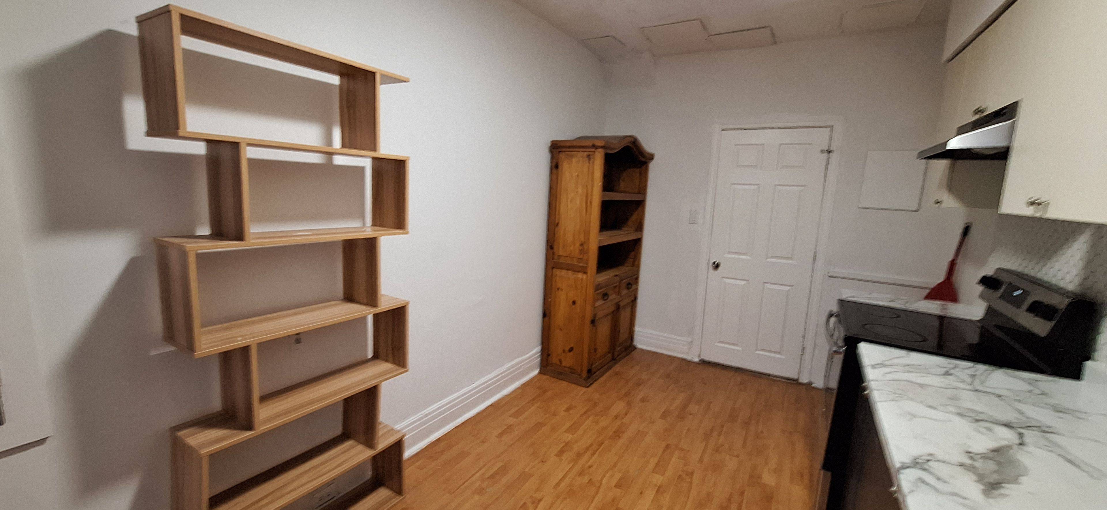 Toronto C02, ON M6G 1P8,123 Barton AVE