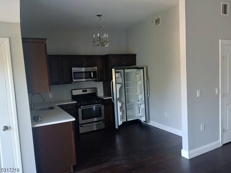 Morristown Town, NJ 07960,10 Ford Ave #303