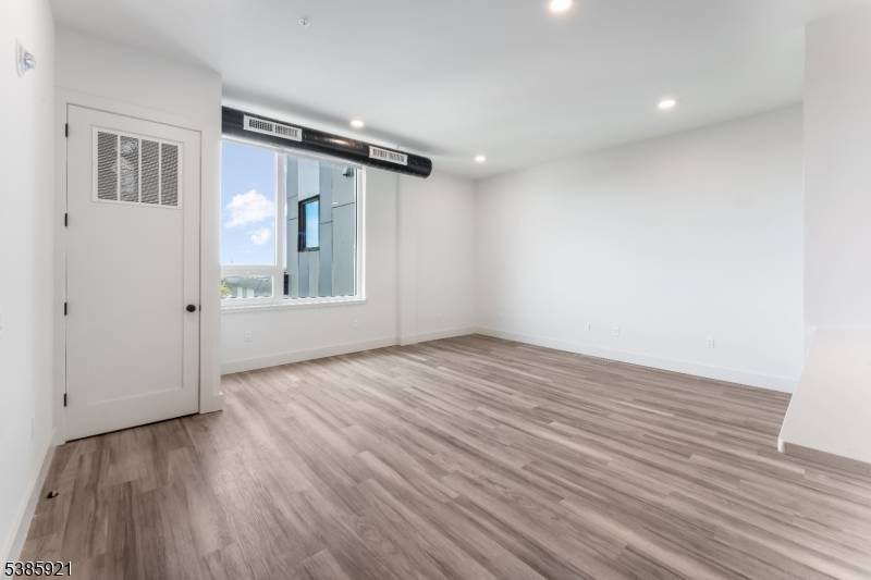 East Orange City, NJ 07017,55 Washington St #2h