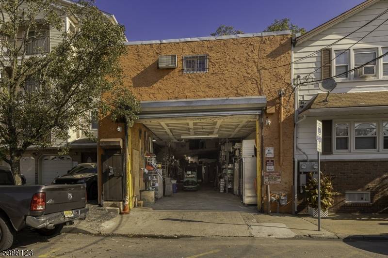 Newark City, NJ 07105,150 E Kinney St