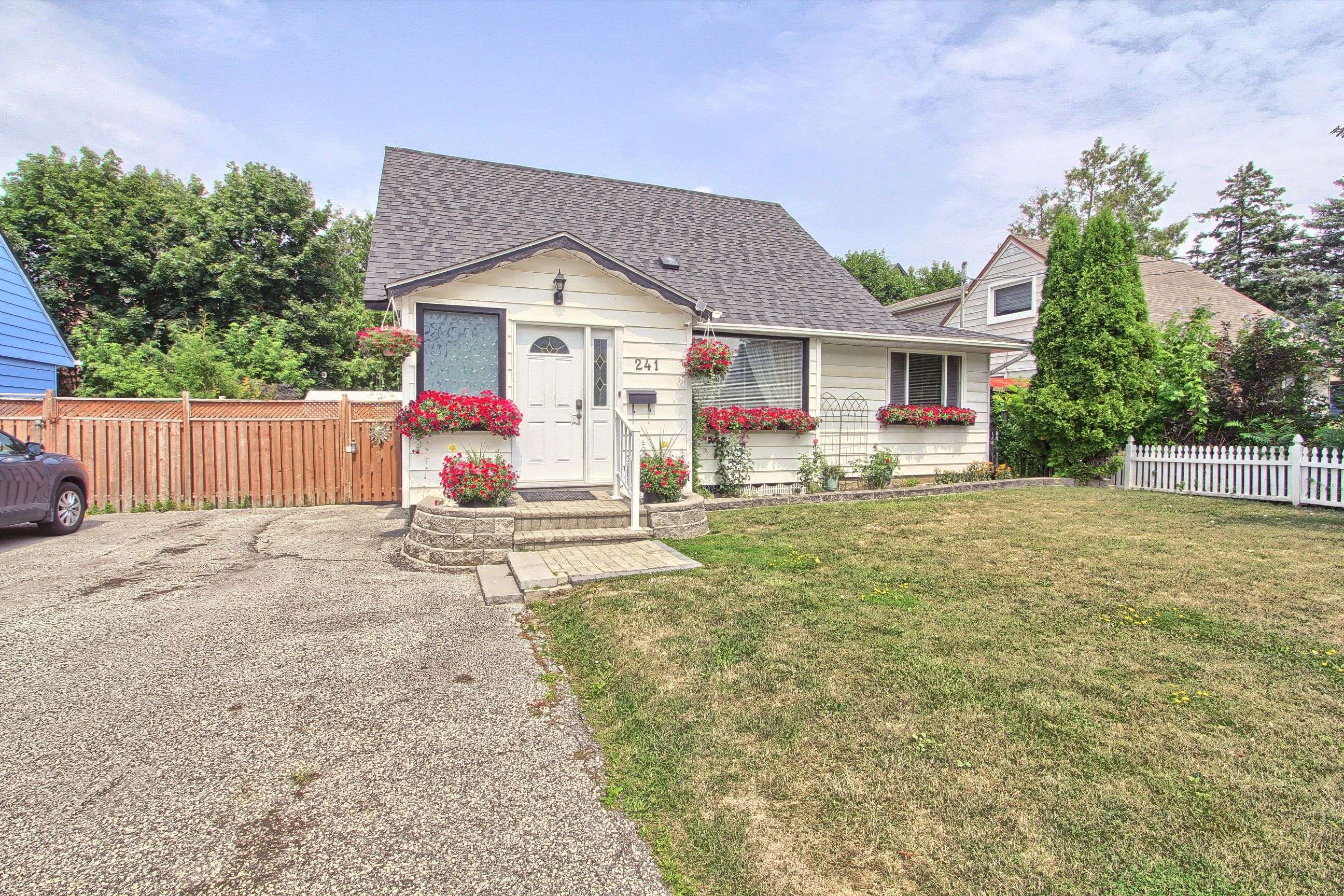 Newmarket, ON L3Y 1H1,241 Andrew ST